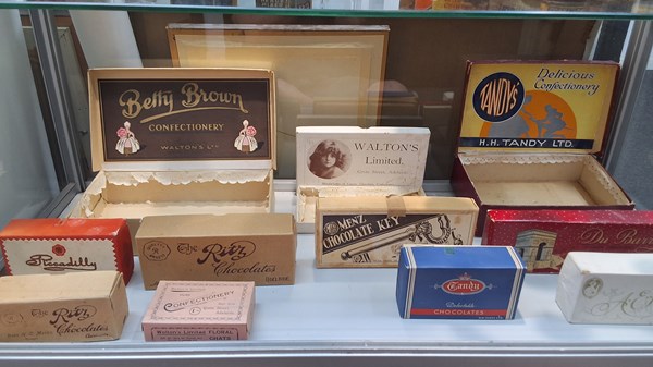 Lot 1118 - CONFECTIONERY BOXES