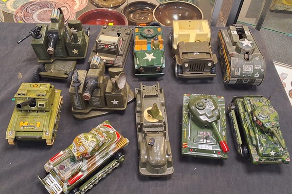 Lot 1529 - TINPLATE MILITARY VEHICLES