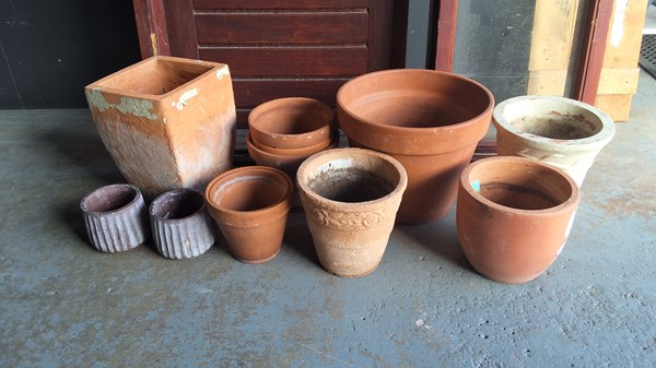 Lot 412 - PLANT POTS