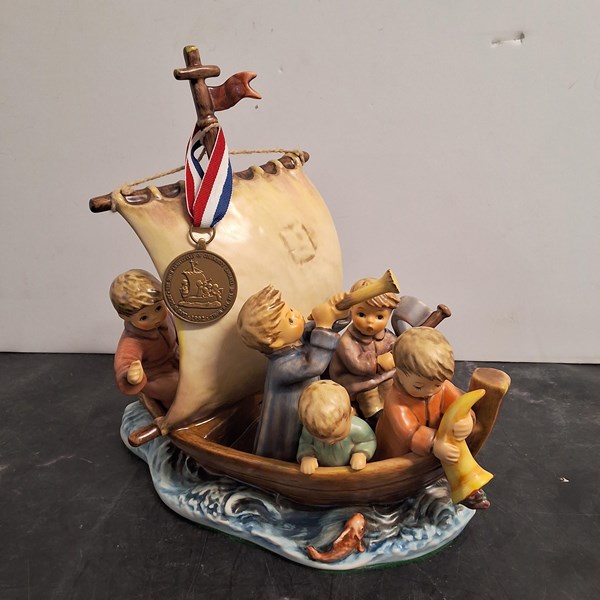 Lot 1405 - HŬMMEL FIGURINE
