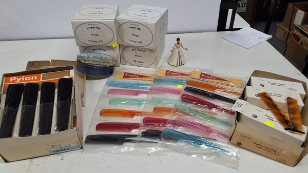 Lot 1512 - COMBS & TINS