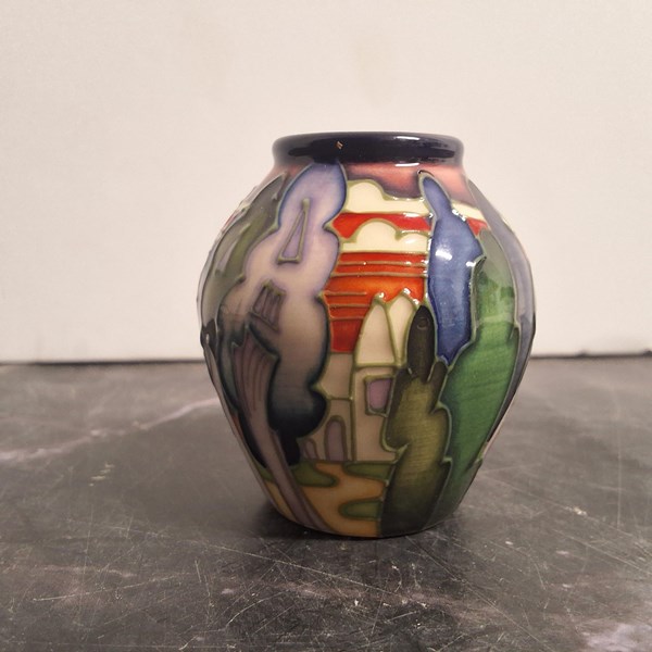 Lot 1052 - MOORCROFT VASE