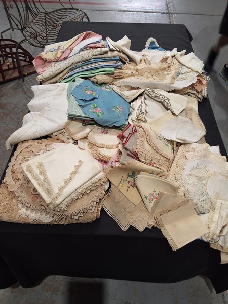 Lot 324 - LINEN
