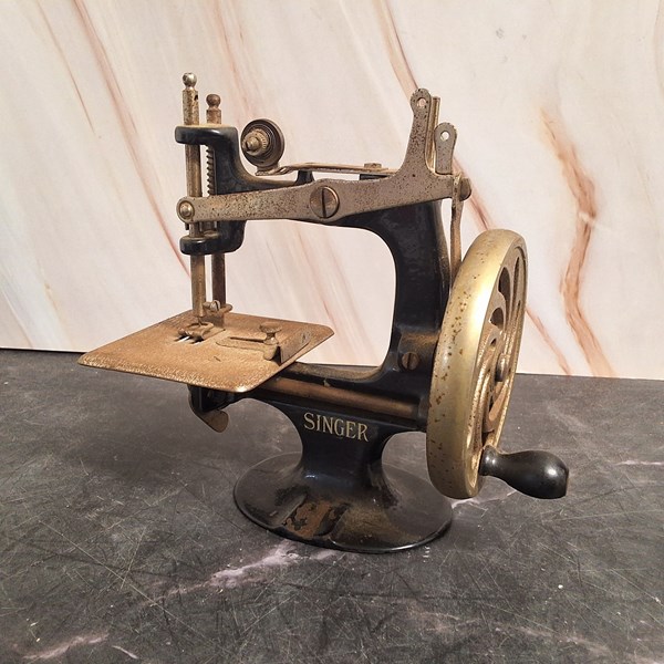 Lot 1321 - CHILDRENS SEWING MACHINE