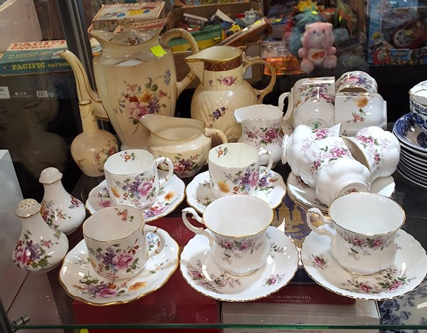 Lot 1295 - FLORAL CHINA