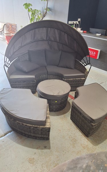Lot 385 - OUTDOOR LOUNGE