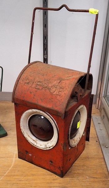 Lot 1490 - RAILWAY LAMP