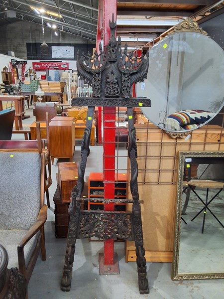 Lot 398 - EASEL