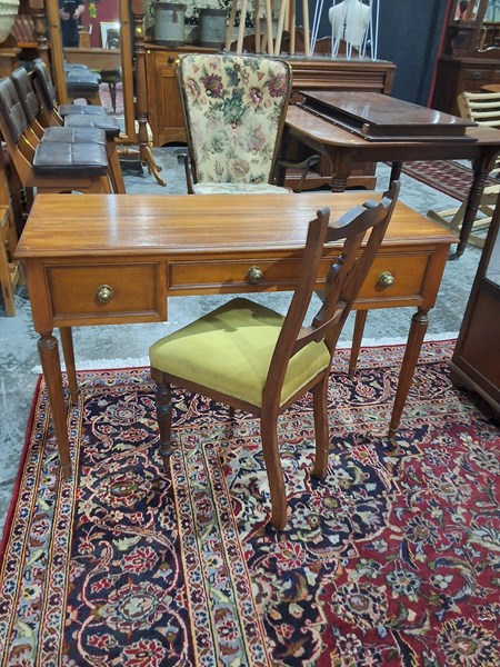 Lot 176 - DESK AND CHAIR