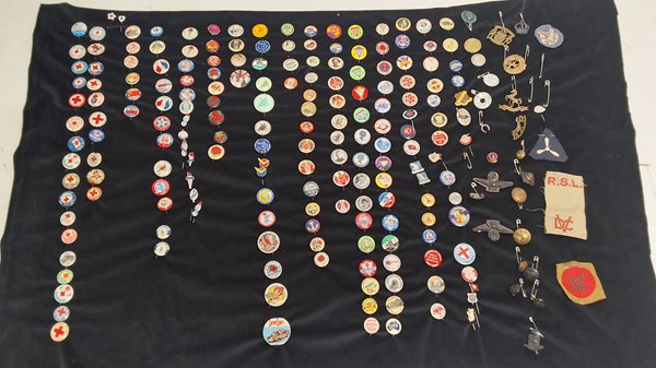 Lot 1476 - BADGES