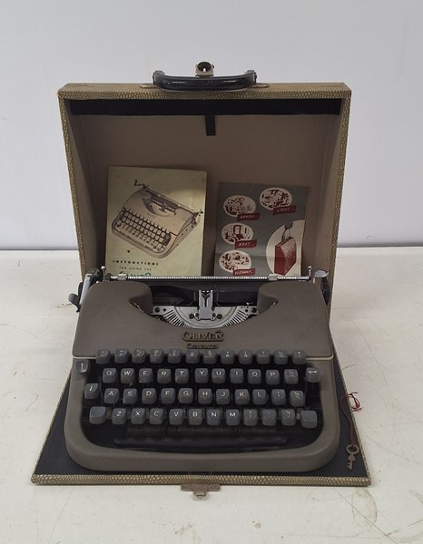 Lot 1408 - VINTAGE TYPEWRITER