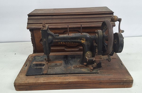 Lot 182 - SEWING MACHINE
