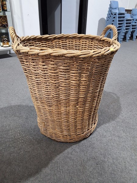 Lot 424 - WOOL BASKET
