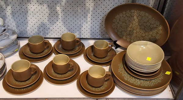 Lot 1442 - DINNER SET