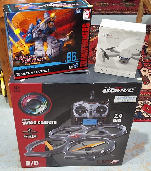 Lot 1527 - DRONES AND TRANSFORMER