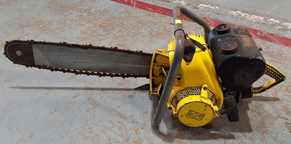 Lot 252 - CHAINSAW
