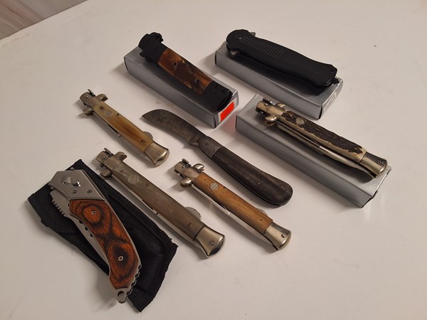 Lot 1040 - POCKET KNIVES