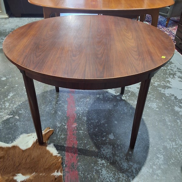 Lot 193 - DINING TABLE