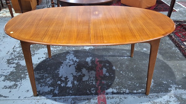 Lot 195 - DINING TABLE