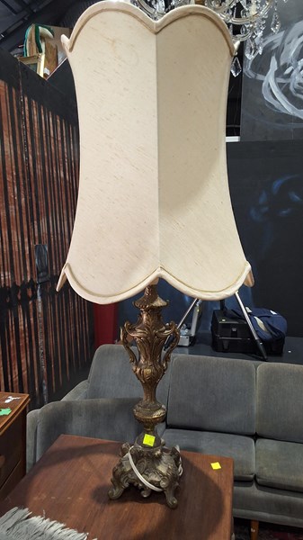 Lot 121 - TABLE LAMP