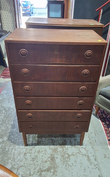 Lot 38 - CHEST OF DRAWERS