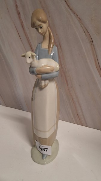 Lot 1457 - LLADRO FIGURE