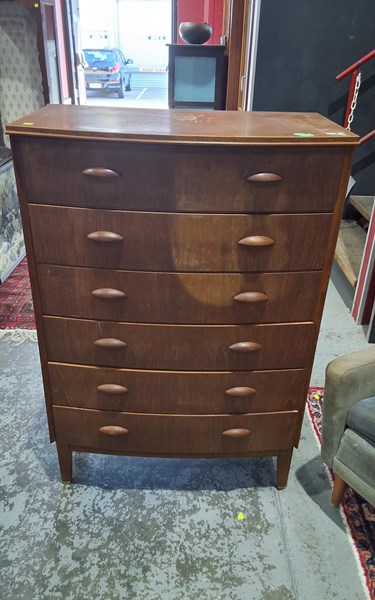 Lot 34 - CHEST OF DRAWERS