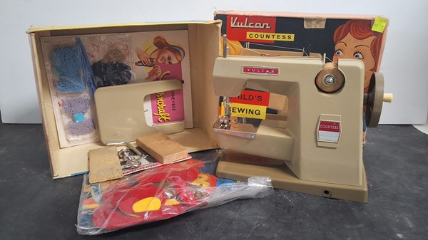 Lot 1145 - CHILDRENS SEWING MACHINE