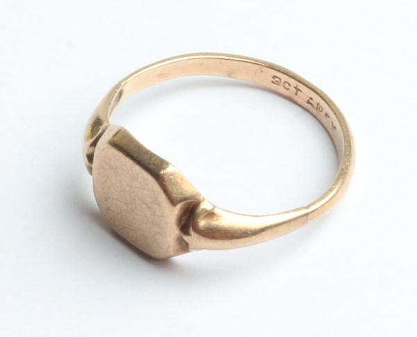 Lot 1008 - GOLD RING