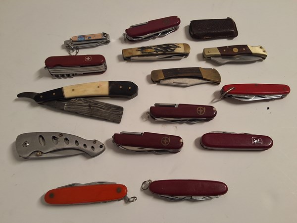 Lot 1041 - POCKET KNIVES