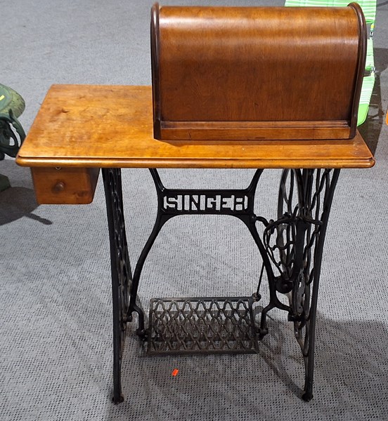Lot 395 - VINTAGE SEWING MACHINE