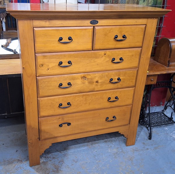 Lot 391 - CHEST OF DRAWERS