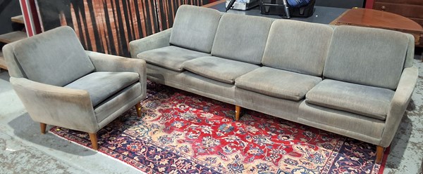 Lot 46 - LOUNGE SUITE