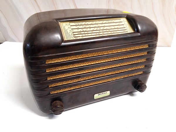 Lot 1443 - BAKELITE RADIO