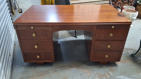 Lot 229 - DESK