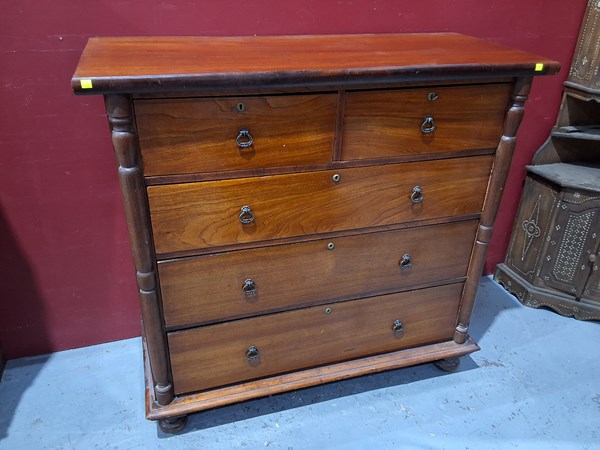 Lot 140 - CHEST OF DRAWERS
