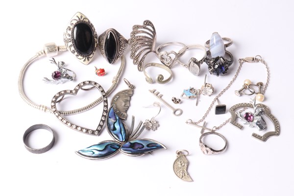 Lot 1025 - JEWELLERY
