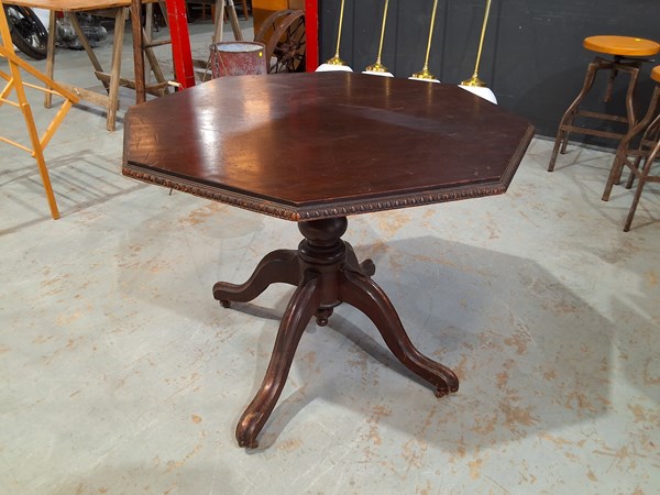 Lot 426 - DINING TABLE