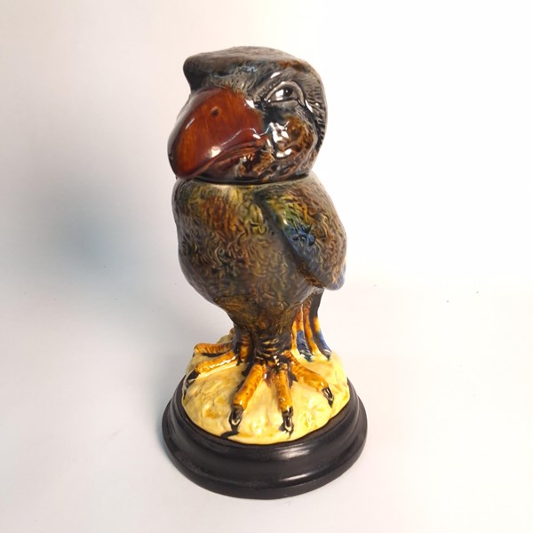 Lot 1033 - LIDDED VESSEL