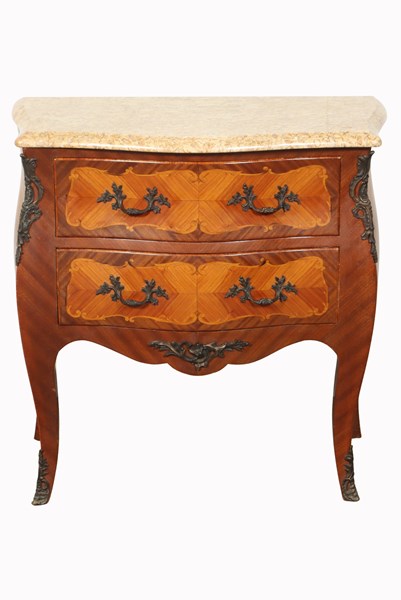 Lot 82 - BOMBE COMMODE