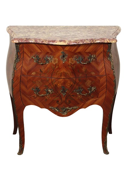 Lot 64 - BOMBE COMMODE