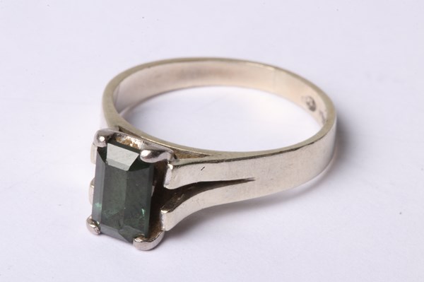 Lot 1005 - RING