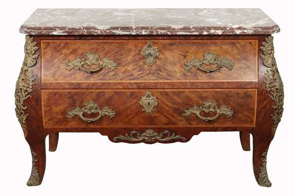 Lot 189 - LARGE COMMODE