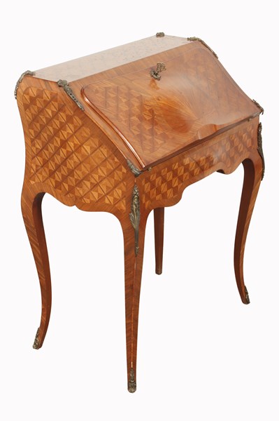Lot 147 - PETITE BUREAU