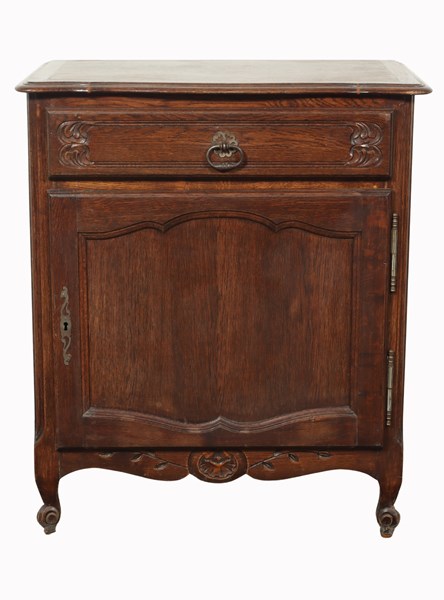 Lot 9 - PETITE OAK CABINET