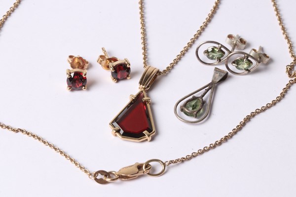 Lot 1015 - JEWELLERY
