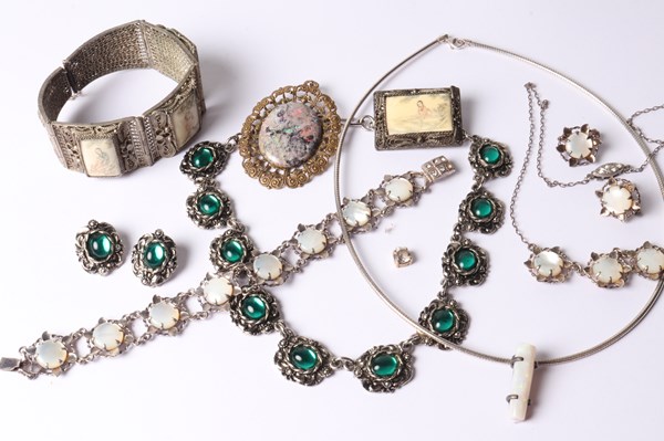 Lot 1024 - JEWELLERY