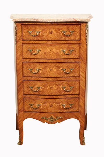 Lot 120 - PETITE COMMODE