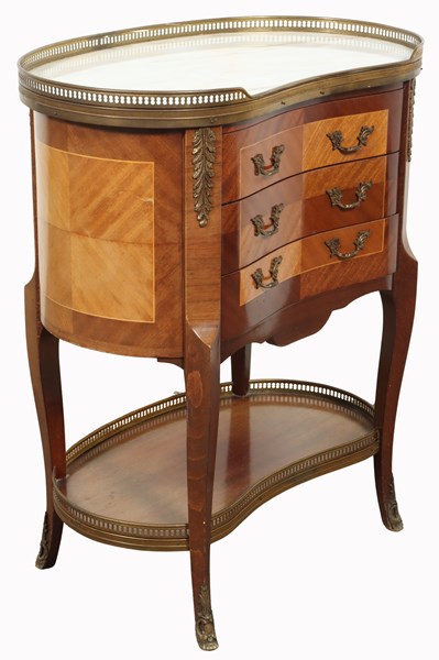 Lot 138 - PETITE COMMODE