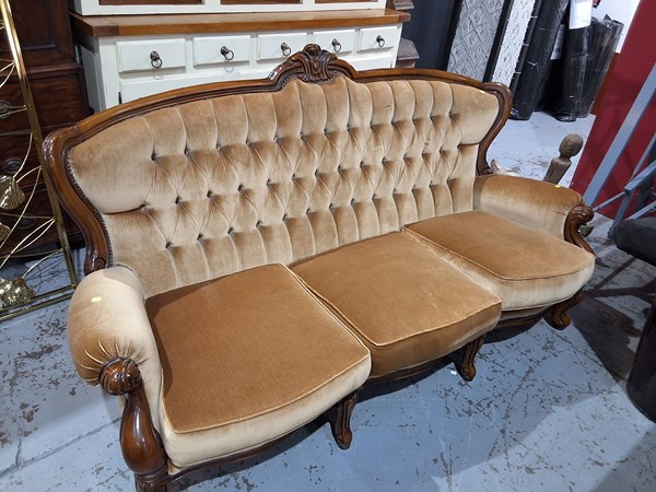Lot 106 - SETTEE